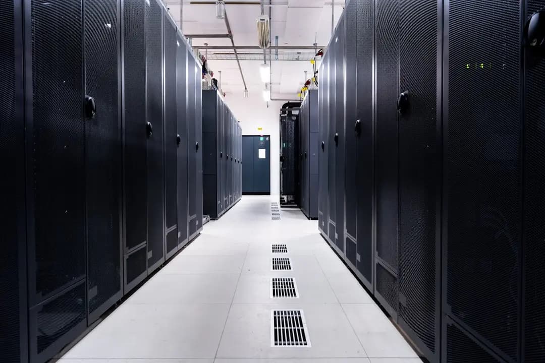 スウェーデンのデータセンター内のサーバーラック